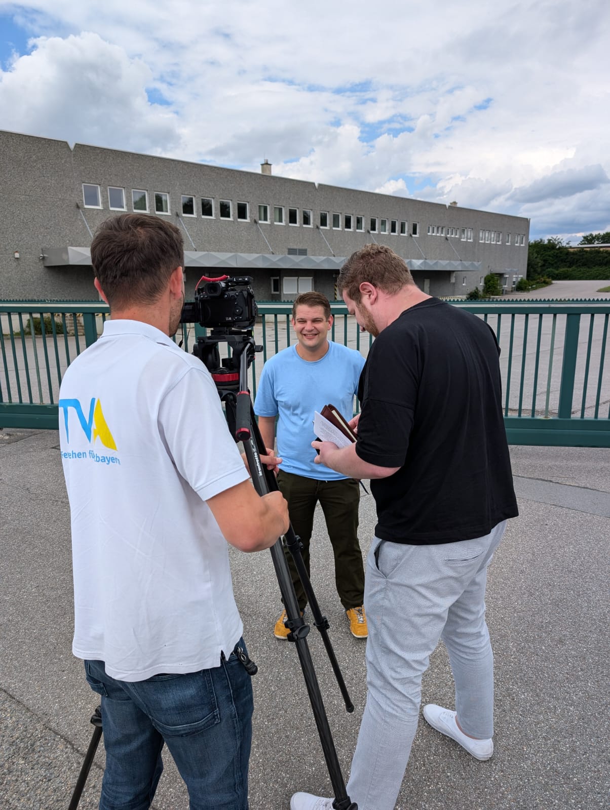 TVA Fernsehen für Ostbayern - Interview vor der ehemaligen Schlecker-Halle in Pollenried