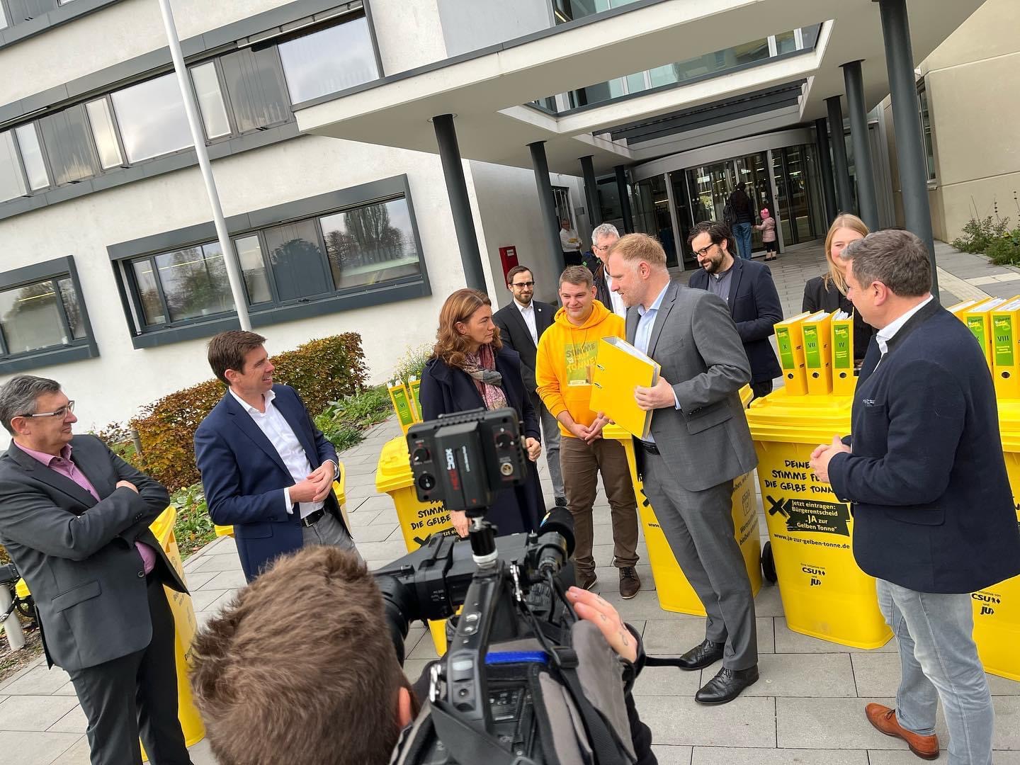 Pressekonferenz: Präsentation der 18.600+ Unterschriften für die Gelbe Tonne mit zahlreichen Unterschriften-Bündeln